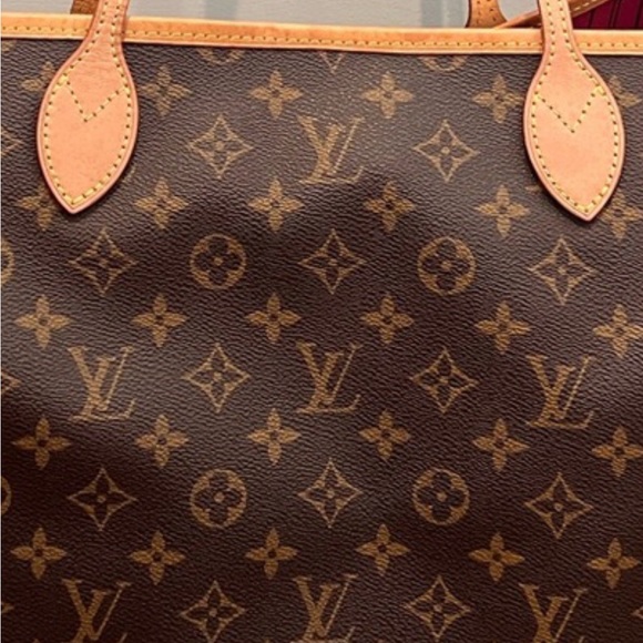 Louis Vuitton Neverfull difference for Mm size bag and Gm size bag - Picture 2 of 4